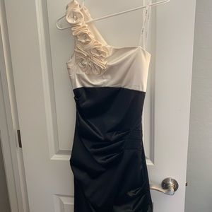 Black and White Rose one-shoulder body con dress